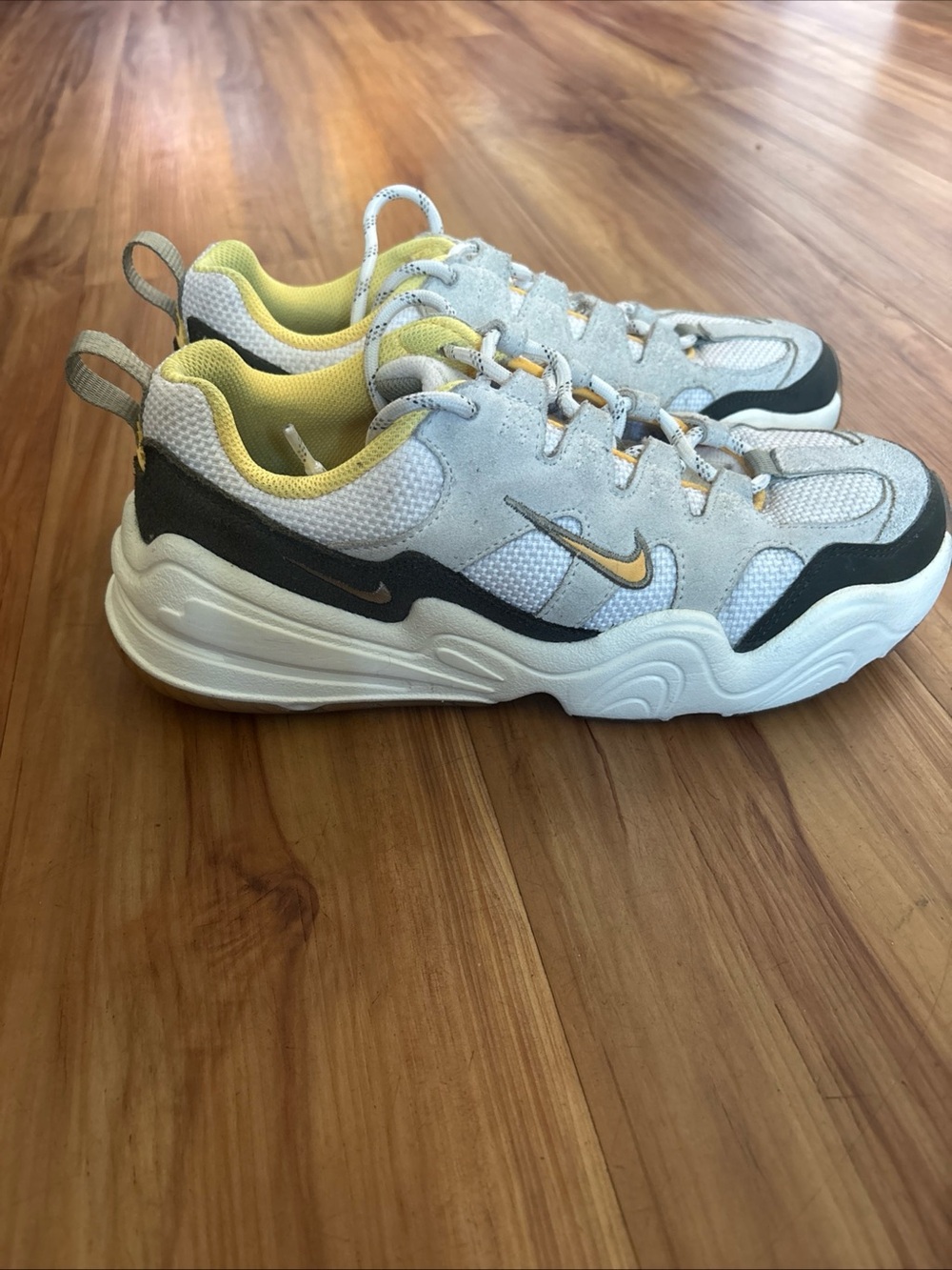 Nike Womens Tech Hera Sneakers sz 8
